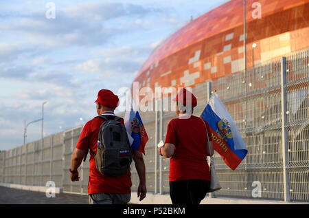 Saransk, Russia. Il 24 giugno 2018. Calcio World Cup 2018. Due ventole russo oltrepassando la Mordovia arena. Credito: Andreas Gebert/dpa/Alamy Live News Foto Stock