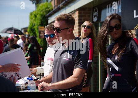 Dalton on Tees, Inghilterra, 24 giugno 2018. Dunlop MSA British Touring Car Championship driver Chris sorridente e Dan Lloyd firma autografi per gli spettatori durante un pit a piedi sul circuito di Croft. Credito: Colin Edwards/Alamy Live News. Foto Stock