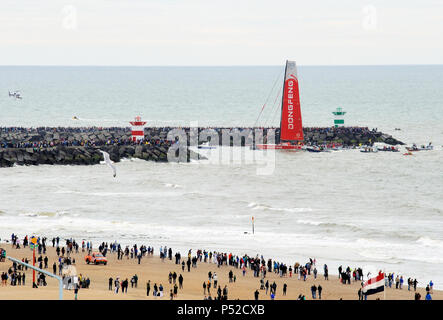 Scheveningen, Paesi Bassi. Il 24 giugno 2018. La barca cinese la Dongfeng vince la Volvo Ocean Race 2018 inserendo come primo porto di Scheveningen nei Paesi Bassi Credito: Robert Paul van bietole/Alamy Live News Foto Stock