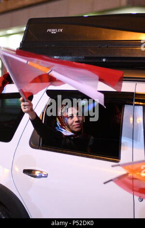 Istanbul, Turchia. 24. Giugno 2018. Elezione sera ad Istanbul in Turchia. Gli elettori del partito AKP e Recep Tayyip Erdoğan festeggiare il risultato delle elezioni. Credito: Franz Perc / Alamy Live News Foto Stock