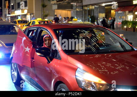 Istanbul, Turchia. 24. Giugno 2018. Elezione sera ad Istanbul in Turchia. Gli elettori del partito AKP e Recep Tayyip Erdoğan festeggiare il risultato delle elezioni. Credito: Franz Perc / Alamy Live News Foto Stock