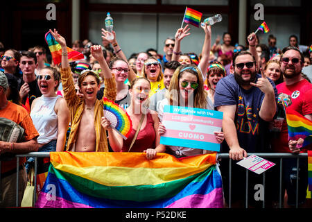 New York, Stati Uniti d'America. Il 24 giugno 2018. Spettatori guarda il 2018 New York City Pride Parade in New York, Stati Uniti, il 24 giugno 2018. Credito: Li Muzi/Xinhua/Alamy Live News Foto Stock
