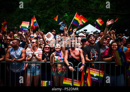 New York, Stati Uniti d'America. Il 24 giugno 2018. Le persone partecipano nel 2018 New York City Pride Parade in New York, Stati Uniti, il 24 giugno 2018. Credito: Li Muzi/Xinhua/Alamy Live News Foto Stock