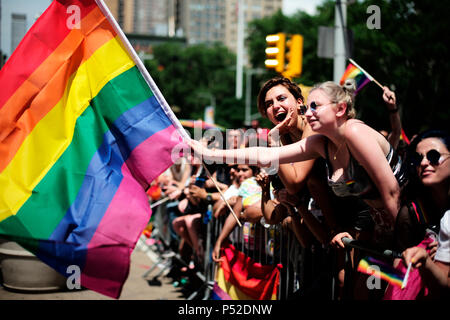 New York, Stati Uniti d'America. Il 24 giugno 2018. Spettatori guarda il 2018 New York City Pride Parade in New York, Stati Uniti, il 24 giugno 2018. Credito: Li Muzi/Xinhua/Alamy Live News Foto Stock