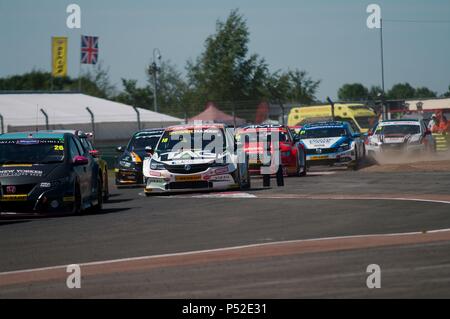 Dalton on Tees, Inghilterra, 24 giugno 2018. Cars Race intorno alla prima curva nel round 13 della Dunlop MSA British Touring Car Championship sul circuito di Croft. Credito: Colin Edwards/Alamy Live News. Foto Stock