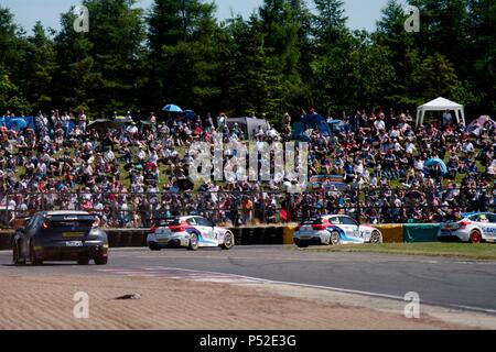 Dalton on Tees, Inghilterra, 24 giugno 2018. Una grande folla di orologi di una gara nel Dunlop MSA British Touring Car Championship sul circuito di Croft. Credito: Colin Edwards/Alamy Live News. Foto Stock