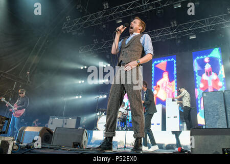 Edimburgo, Scozia, Regno Unito. Il 24 giugno 2018. Il Kaiser Chiefs, in concerto a sessioni d'estate, Dalkeith Country Park, Edimburgo, grande, UK. Il 24 giugno 2018. Credito: Stuart Westwood/Alamy Live News Foto Stock