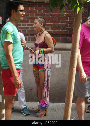 New York, New York, Stati Uniti d'America. Il 24 giugno 2018. New York City Pride Parade.Emma Gonzalez americian attivista e avvocato per il controllo dell'arma Credito: Bruce Cotler/Globe foto/ZUMA filo/Alamy Live News Foto Stock