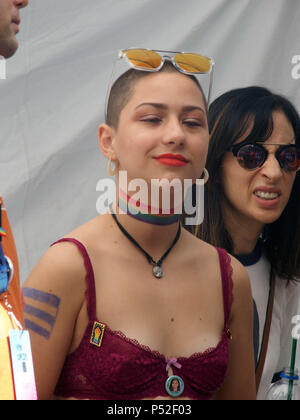 New York, New York, Stati Uniti d'America. Il 24 giugno 2018. New York City Pride Parade.Emma Gonzalez americian attivista e avvocato per il controllo dell'arma Credito: Bruce Cotler/Globe foto/ZUMA filo/Alamy Live News Foto Stock