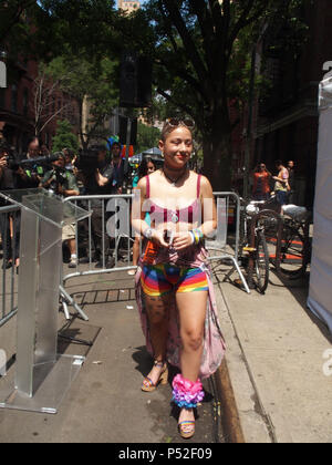 New York, New York, Stati Uniti d'America. Il 24 giugno 2018. New York City Pride Parade.Emma Gonzalez americian attivista e avvocato per il controllo dell'arma Credito: Bruce Cotler/Globe foto/ZUMA filo/Alamy Live News Foto Stock