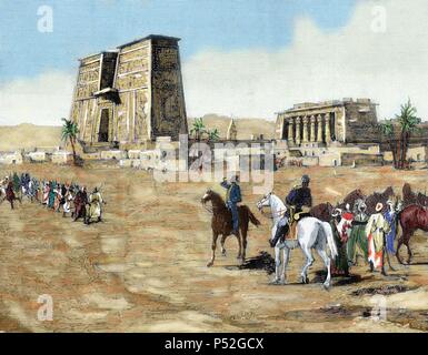 La guerra in Egitto. Gli emissari di Arabi Pasha reclutare soldati fra le tribù per combattere contro gli Inglesi. Sullo sfondo il Tempio di Horus in Edfu. Incisione colorata dal 1882. Foto Stock