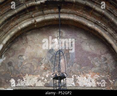 ARTE gotico-S. XIII. ESPAÑA. CATEDRAL DE MONDOÑEDO. Detalle del affresco que se conserva en el tímpano con la rappresentazione de LA ASCENSIONE DE LA VIRGEN AL CIELO. Provincia de Lugo. La Galizia. Foto Stock