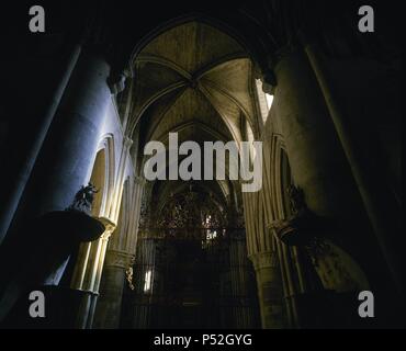 ARTE gotico. ESPAÑA. CATEDRAL de Cuenca. Iniciada en el S. XII, fue en el XV cuando recibió su mayor impulso, haciéndose importantes modificaciones en el ábside. Vista del CRUCERO con la capilla mayor cerrada por n.a. REJA que es obra de JUAN FRANCES (finales S. XVprimer tercio S. XVI). Castilla-La Mancha. Foto Stock