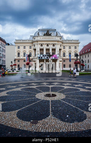 La Slovacchia, Bratislava, il vecchio Teatro nazionale slovacco (Slovenske Narodne Divadlo) a Hviezdoslav Square, edificio rinascimentale con opera e balletto Foto Stock