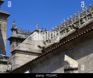 ARTE gotico. ESPAÑA. BASILICA DE SANTA MARIA LA MAYOR. Construida a principios del s. XIV en estilo gótico tardío y continuada en otros estilos posteriormente. Detalle en ornamentali ESTILO ISABELINO de la fachada laterale. PONTEVEDRA. La Galizia. Foto Stock