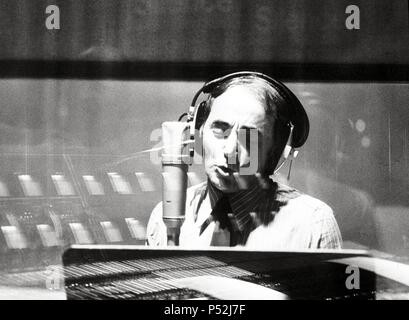 Cantante francese Charles Aznavour perfoming in uno studio di registrazione. Settembre 1974. Foto Stock