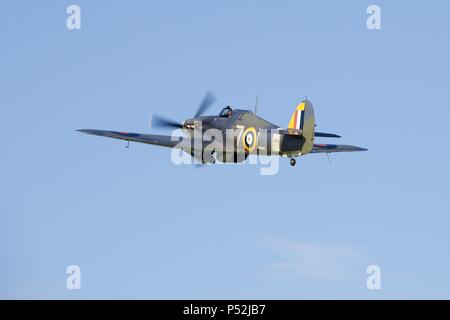 1941 Mare Hawker Hurricane 1B battenti a Shuttleworth Fly airshow marina al vecchio operaio il 3 giugno 2018 Foto Stock