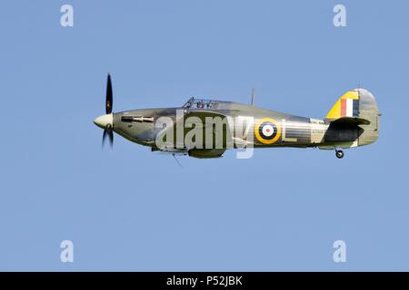 1941 Mare Hawker Hurricane 1B battenti a Shuttleworth Fly airshow marina al vecchio operaio il 3 giugno 2018 Foto Stock