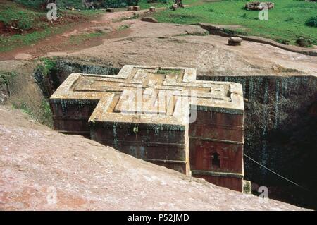 ARTE medievale. ETIOPIA. Il conjunto MONUMENTAL DE LALIBELA. Con unas cincuenta iglesias monolitas excavadas en la roca, fueron construidas duranti el reinado del Emperador LALIBELA (1182-1220) con ayuda de cristianos coptos que huían del islam. Vista de la scommessa GIORGIS' (Iglesia de San Jorge) (s. XI-XIII), con planta cruciforme. Distrito de Lasta. ETIOPIA. Foto Stock