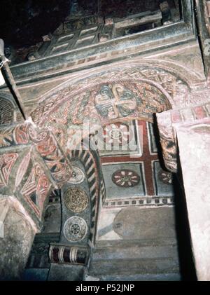 ARTE medievale. ETIOPIA. Il conjunto MONUMENTAL DE LALIBELA. Con unas 50 iglesias monolitas excavadas en la roca, fueron construidas duranti el reinado del Emperador LALIBELA (1182-1220) con ayuda de cristianos coptos que huían del islam. Vista del interior de la scommessa MYRIAM' (iglesia de MARIAM), decorada con affreschi de influencia copta egipcia y bizantina. Distrito de Lasta. Norte del País. L'Africa. Foto Stock