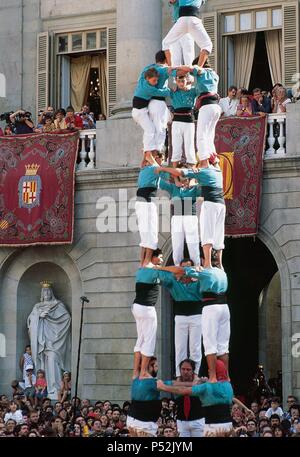 "FESTES DE LA MERCE". Actuación de n.a. colla de "castellers' en la plaza de Sant Jaume, frente al Palacio de la Generalitat. Barcellona. Cataluña. Foto Stock