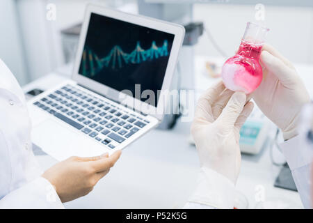 Gli scienziati che studiano il DNA del campione di carne Foto Stock