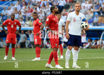 Inghilterra Harry Kane (destra) si prepara a prendere una penalità durante la Coppa del Mondo FIFA Gruppo G corrispondono a Nizhny Novgorod Stadium. Foto Stock