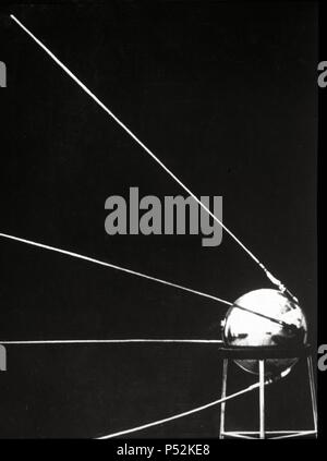 Sputnik I, il primo satellite russo per inserire uno spazio, visualizzato su un cavalletto poco prima del suo lancio nel mese di ottobre 4, 1957. Foto Stock