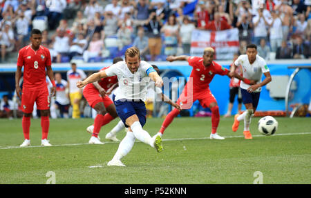 Inghilterra Harry Kane punteggi al suo fianco il secondo obiettivo del gioco da una penalità durante la Coppa del Mondo FIFA Gruppo G corrispondono a Nizhny Novgorod Stadium. Foto Stock