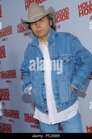 Dwight Yoakam arrivando alla premiere di ' Hollywood Homicide ' al Westwood Village Theatre di Los Angeles. Giugno 10, 2003.YoakamDwight001 Red Carpet Event, verticale, STATI UNITI D'AMERICA, industria cinematografica, celebrità, fotografia, Bestof, arte cultura e intrattenimento, Topix celebrità moda / Verticale, meglio di, evento nella vita di Hollywood - California, moquette rossa e dietro le quinte, USA, industria cinematografica, celebrità, movie celebrità, personaggi televisivi, musica celebrità, fotografia, Bestof, arte cultura e intrattenimento, Topix, verticale, una persona, da anni , 2003-2005, inchiesta tsuni@Gamma-USA.co Foto Stock