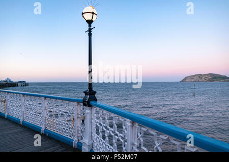 Little Orme , Llandudno Pier sera il Galles del Nord. Foto Stock