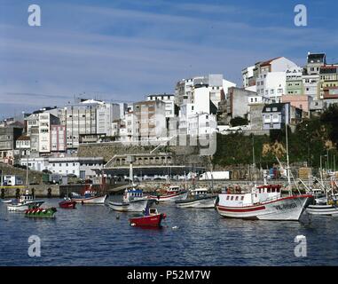 La Galizia. MALPICA DE BERGANTIÑOS. Panorámica de la población y del PUERTO PESQUERO. Provincia de La Coruña. España. Foto Stock