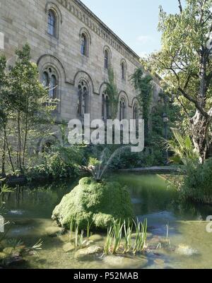 ARTE S. XIX. ESPAÑA. ROGENT AMAT, Elies (Barcellona, 1821-1897). Arquitecto catalán, seguidor de las corrientes estéticas románticas e interesado por la arquitectura catalana medievale. UNIVERSITAT DE BARCELONA (1863-1868). Edificio construido en onu estilo biella medievale elementos neo-románicos. Vista de los jardines. Barcellona. Cataluña. Foto Stock