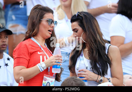 Rebecca Vardy (sinistra), moglie di Inghilterra del Jamie Vardy, nelle gabbie durante la Coppa del Mondo FIFA Gruppo G corrispondono a Nizhny Novgorod Stadium Foto Stock