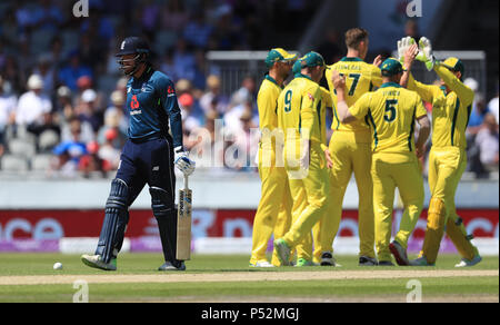 L'Inghilterra del Jonny Bairstow trudges off dopo essere stati colpiti dall Australia's Billy Stanlake durante una giornata internazionale corrisponde all'Emirates Old Trafford, Manchester. Foto Stock