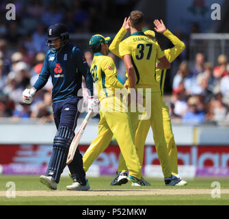 Inghilterra è Joe Root trudges off come Australia's Billy Stanlake celebra durante una giornata internazionale corrisponde all'Emirates Old Trafford, Manchester. Foto Stock