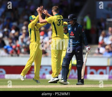 Inghilterra è Joe Root trudges off come Australia's Billy Stanlake celebra durante una giornata internazionale corrisponde all'Emirates Old Trafford, Manchester. Foto Stock