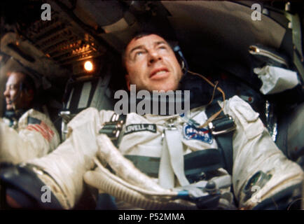 Astronauta James A. Lovell è fotografato all'interno il suo veicolo spaziale Gemini durante il Gemini-12 missione. Astronauta Edwin Aldrin è visto in background e a sinistra Foto Stock