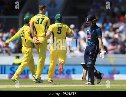 L'Inghilterra del Eoin Morgan trudges off come Australia's Billy Stanlake celebra durante una giornata internazionale corrisponde all'Emirates Old Trafford, Manchester. Foto Stock