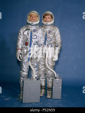 (13 aprile 1964) --- Il primo equipaggio per la Gemini-3 missione sono fotografati in pieno lunghezza ritratti nelle loro tute spaziali. Virgil I. Grissom (sinistra) e John W. Young sono visti con la tuta portatile condizionatore aria Foto Stock