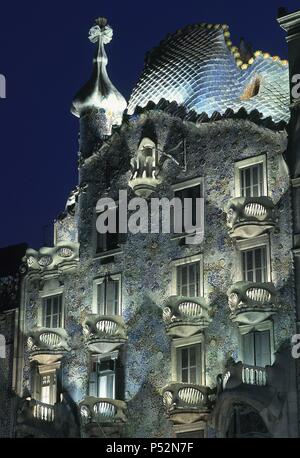 Spagna. Barcellona. Casa Batllo. 1904-1906. Costruito da Antoni Gaudi. Facciata di notte. Foto Stock