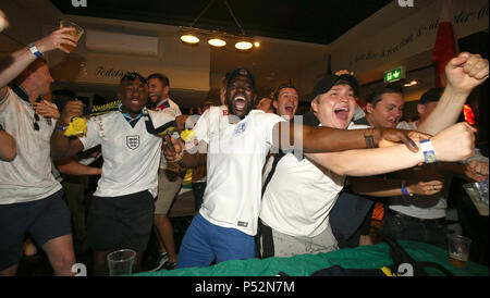 Sostenitori celebrare Giovanni pietre quarto obiettivo per l'Inghilterra al Lord Raglan Pub di Londra come tifosi guardare la World Cup match tra Inghilterra e Panama. Stampa foto di associazione. Picture Data: Domenica 24 Giugno, 2018. Vedere PA storia COPPA DEL MONDO IN INGHILTERRA. Foto di credito dovrebbe leggere: Nigel francese/PA FILO Foto Stock