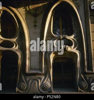 Casa Comalat. 1909-1911. Costruito da Salvador Valeri Pupurull. Facciata. Dettaglio. Barcellona. La Catalogna. Spagna. Foto Stock