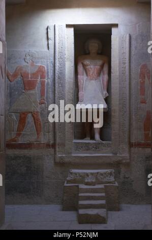 ARTE EGIPCIO. EGIPTO. IMPERIO ANTIGUO. VI Dinastia. MASTABA DE MERERUKA. Situada en el lado norte de la Pirámide de Teti, del que Mereruka era sacerdote. Es la más grande del Imperio Antiguo. Vista de la ESTATUA DE MERERUKA situada en n.a. hornacina de la sala sindaco. Saqqara. Foto Stock