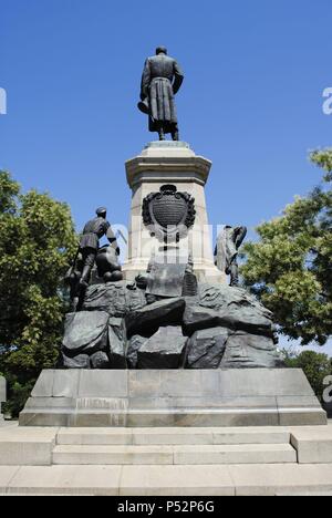 L'Ucraina. Sebastopoli. Monumento (1909) al generale russo Eduard Ivanovich Totleben (1818-1884) e i difensori della città durante la Guerra di Crimea. La penisola di Crimea. Foto Stock