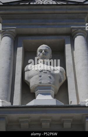 L'Ucraina. Sebastopoli. Il Museo di eroica difesa e la liberazione di Sebastopoli. Busto di Ammiraglio di F.M. Novosilskiy al di fuori del museo. La penisola di Crimea. Foto Stock
