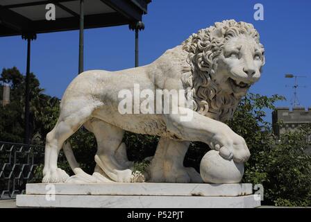 L'Ucraina. Repubblica autonoma di Crimea. Vorontsov Palace. Costruito nel 1828 attraverso il 1848 dall'architetto inglese Edward Blore (1787-1879) come residenza estiva del principe Mikhail Semyonovich Vorontsov. Facciata sud con un marmo bianco Medici lion scultura di scultore italiano Giovanni Bonnani. Alupka. Foto Stock