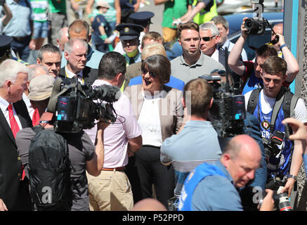 DUP Leader Arlene Foster (centro) all'Ulster finale tra Fermanagh e Donegal in cloni, Co Monaghan, Irlanda. Foto Stock