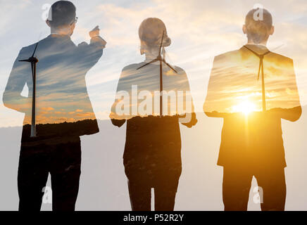 Doppia esposizione con la gente di affari e delle turbine a vento Foto Stock