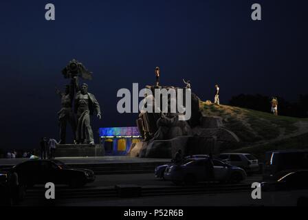 L'Ucraina. Kiev. L'amicizia delle Nazioni Monumet costruito per celebrare il rapporto tra Ucraina e Russia in epoca sovietica. È stato costruito nel 1982 dallo scultore A. Skoblikov e architetto I. Ivanov. Foto Stock